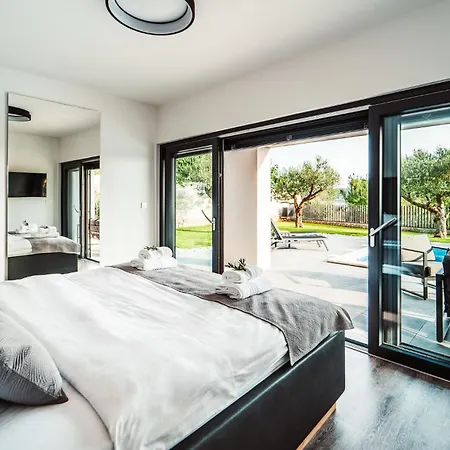 Vakantiehuis Lovely In *