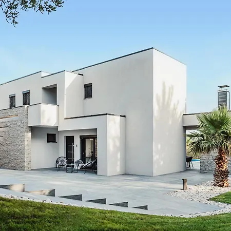 Сasa de vacaciones 5 Bedroom Stunning In Ražanac