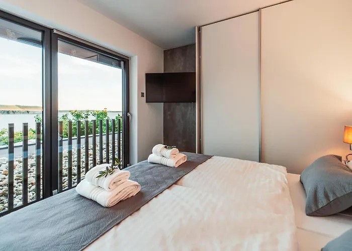 5 Bedroom Stunning In Dom wakacyjny Ražanac