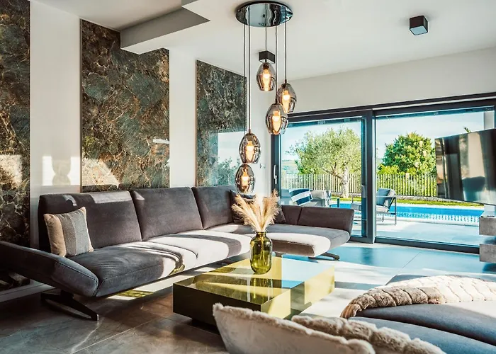 Dom wakacyjny 5 Bedroom Stunning In Ražanac