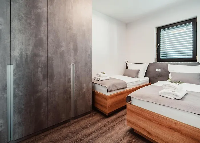 5 Bedroom Stunning In Dom wakacyjny Ražanac