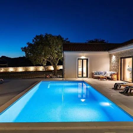 In With Heated Swimming Pool Holiday home