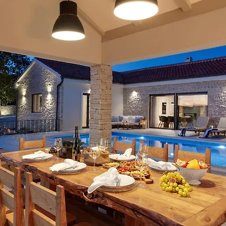Holiday home In With Heated Swimming Pool Tinj