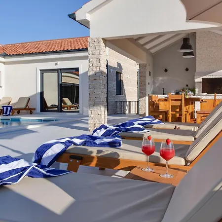 In With Heated Swimming Pool Holiday home Tinj