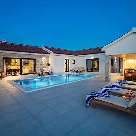 In With Heated Swimming Pool Holiday home Tinj