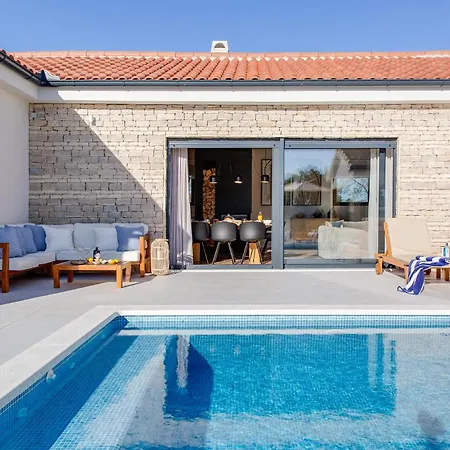 In With Heated Swimming Pool * Tinj