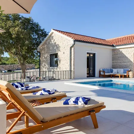 In With Heated Swimming Pool Holiday home