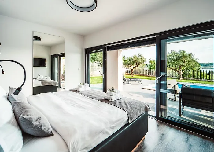 Hébergement de vacances 5 Bedroom Stunning In *