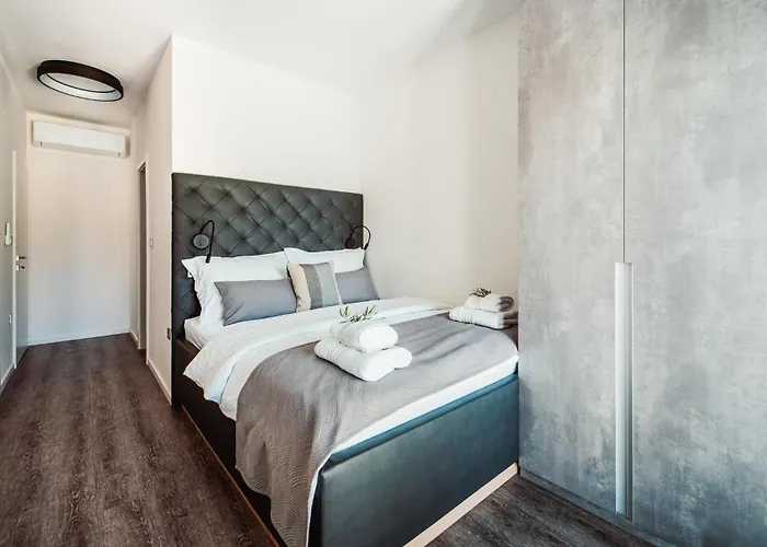 5 Bedroom Stunning In Holiday home Razanac